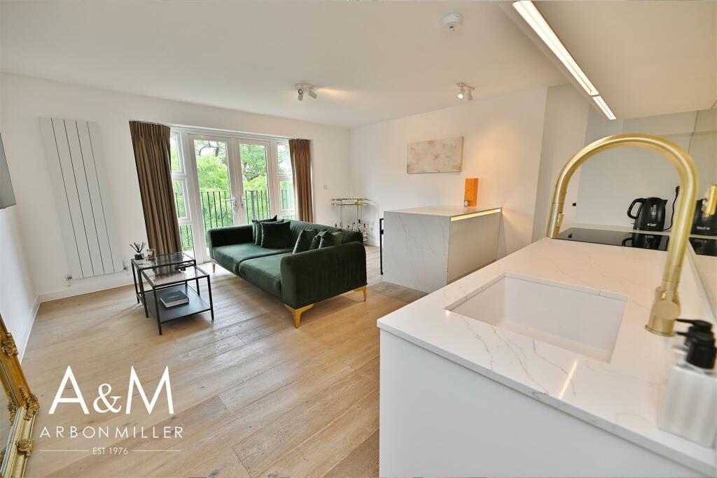 OPEN PLAN LOUNGE/KITCHEN