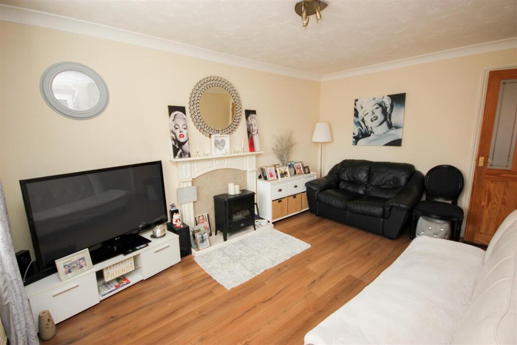 lounge 1.JPG