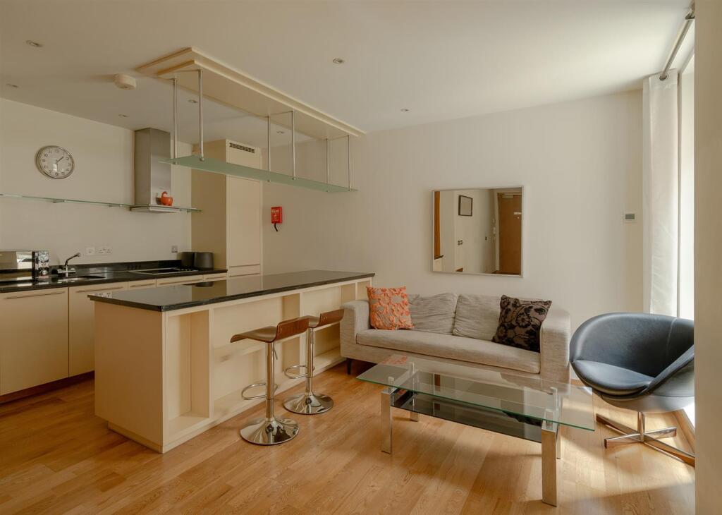 LG01 10 Hosier Lane - low res - NPP03608.jpg