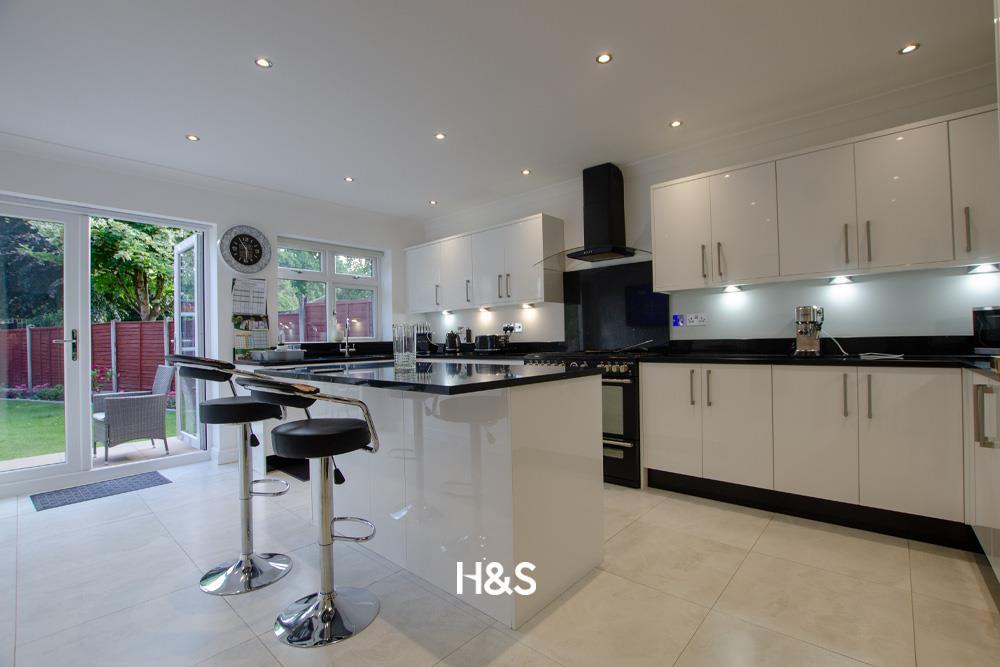 130 Stanway - kitchen1.jpg