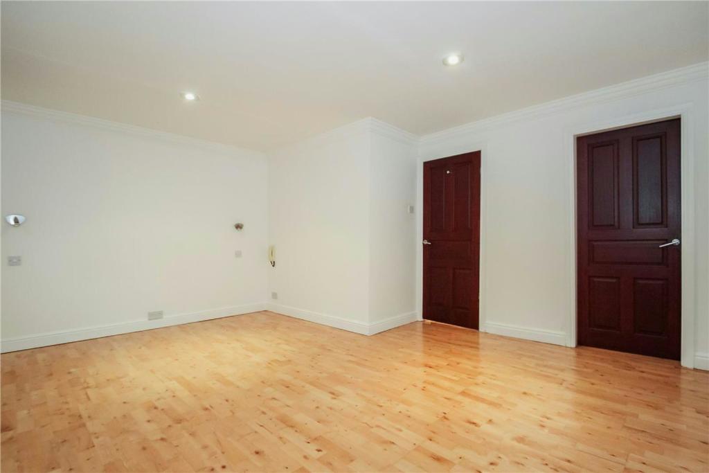 Bedroom 1 Aspect 2.jpg