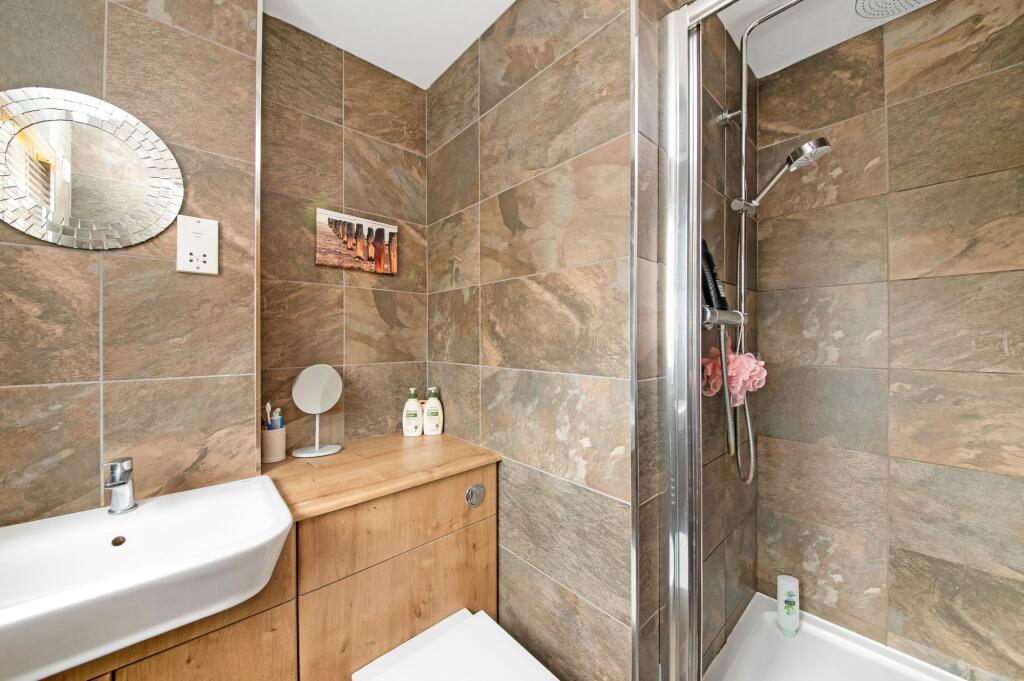EN-SUITE SHOWER ROOM