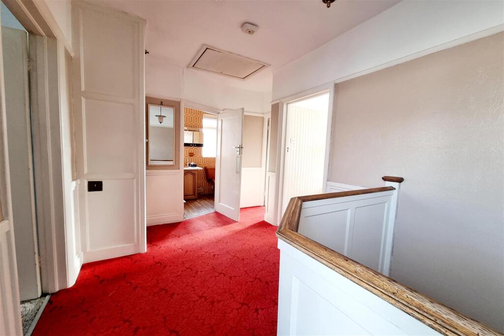 FIRST FLOOR LANDING: PIC. 2