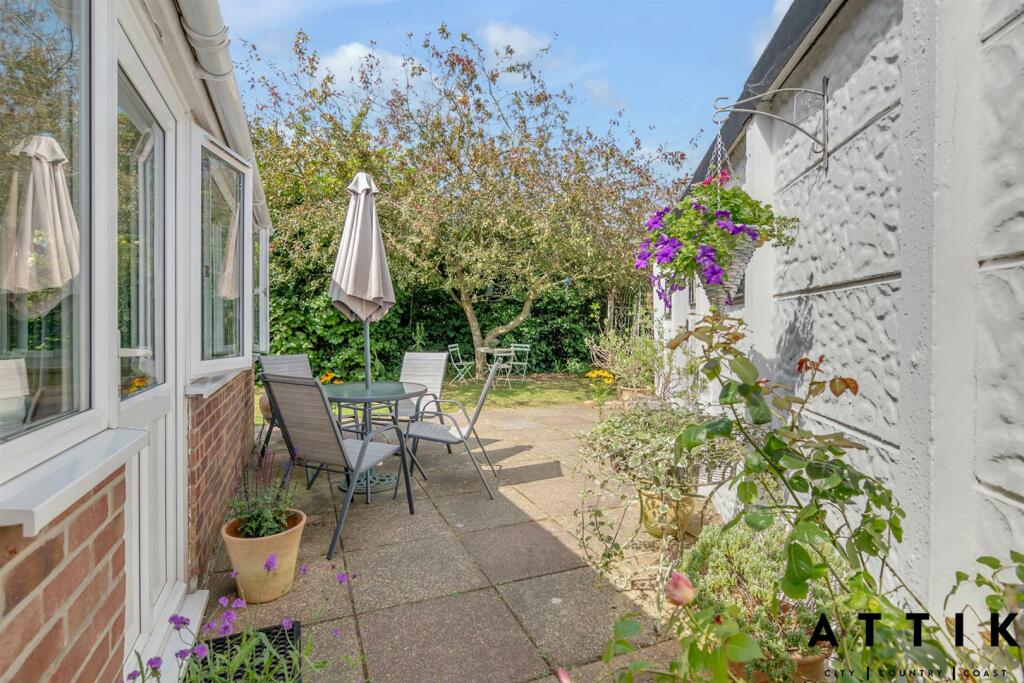 10 Valley Close, Holton IP19 8NF (25).jpg