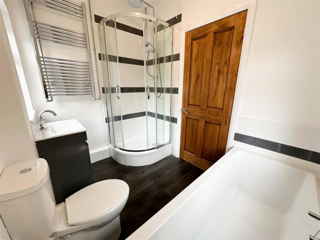 DOWNSTAIRS FAMILY BATHROOM
