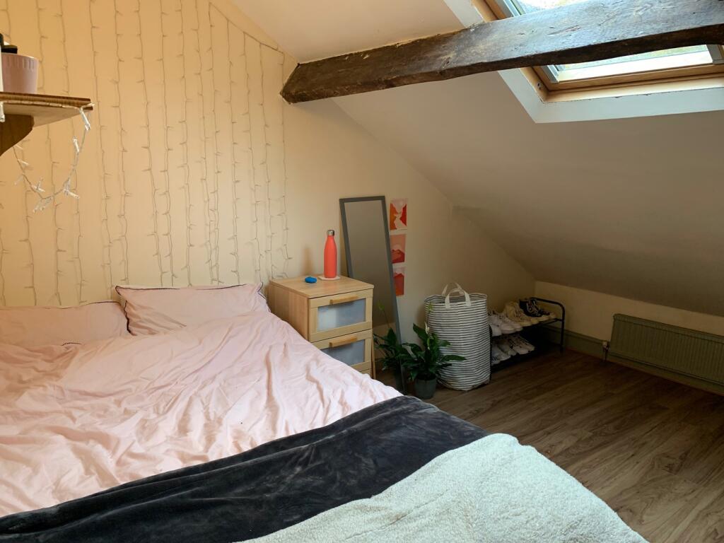 A cozy double bedroom featuring a comfortable b...