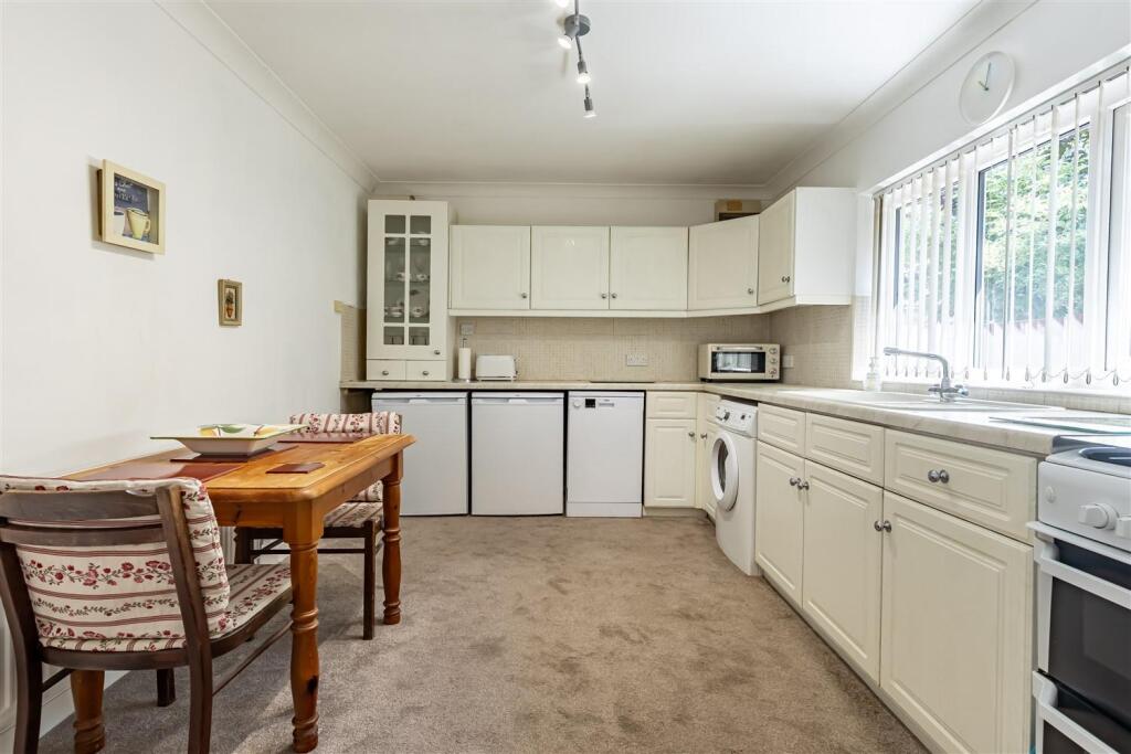 208 Queens Road  CM16  (2).jpg