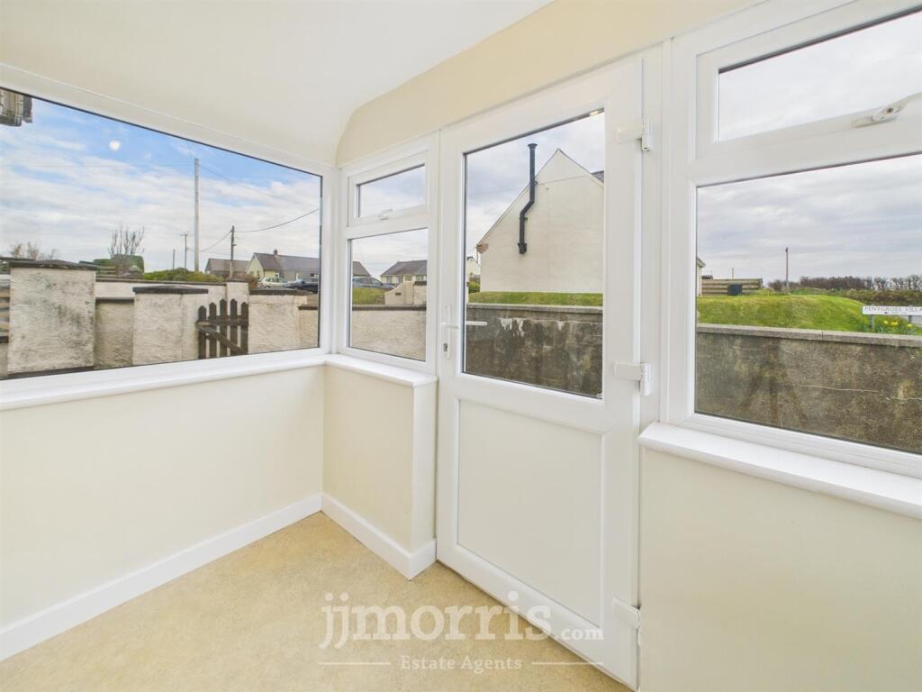 Side Entrance Porch/Sun Room