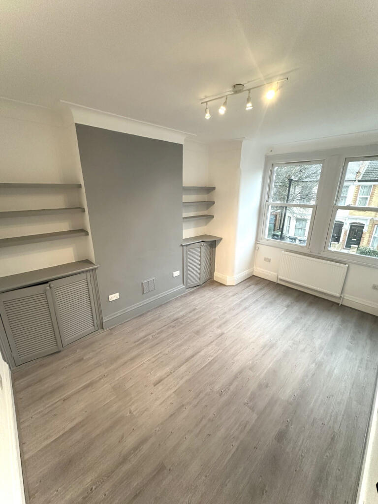 A Spacious and Modern First Floor, Two Bedroom Fl