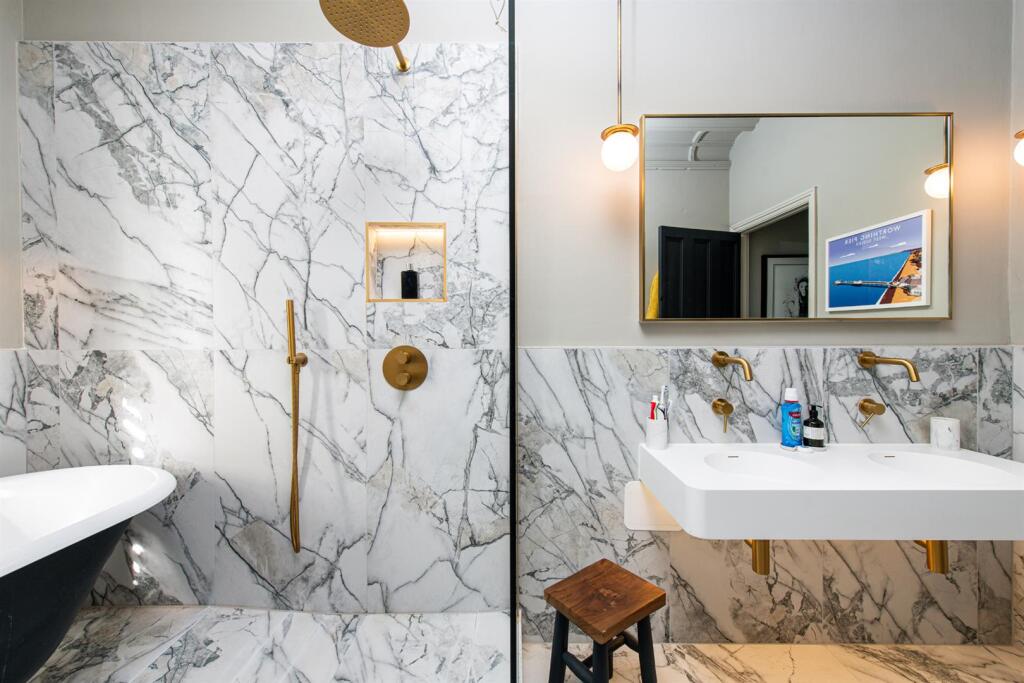 Bathroom_2.jpg