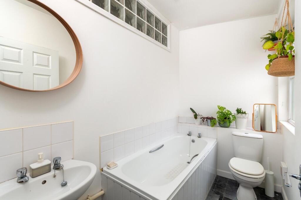 1B7R4BR - Bathroom A.jpg