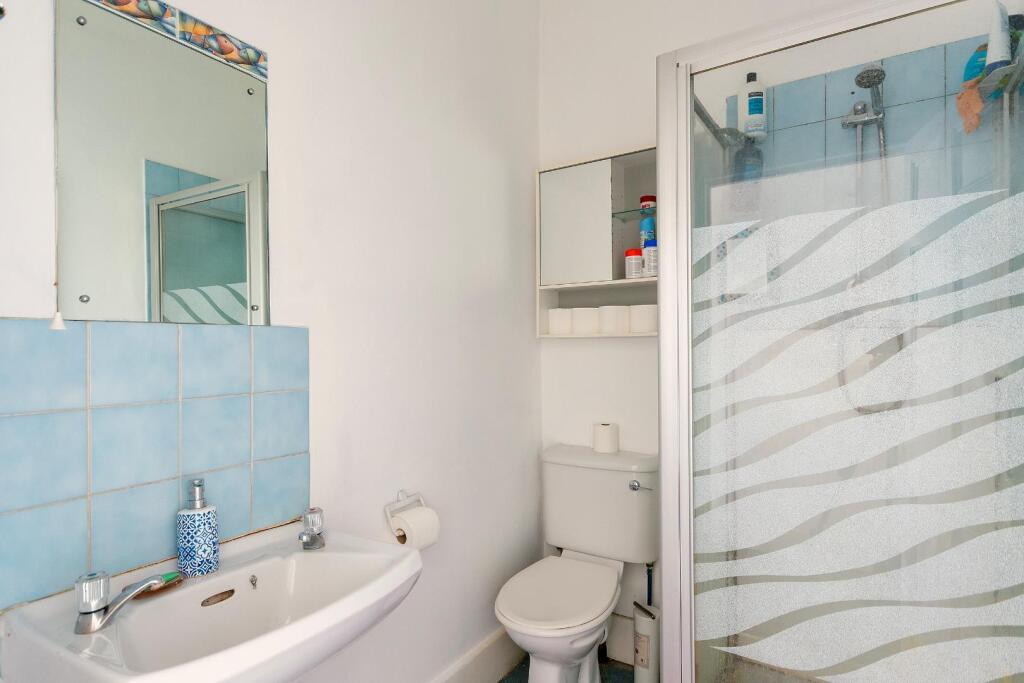 2F6RMR - Bathroom D.jpg