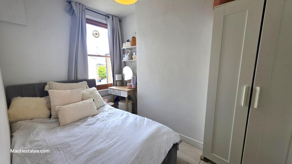 MIDDLE BEDROOM