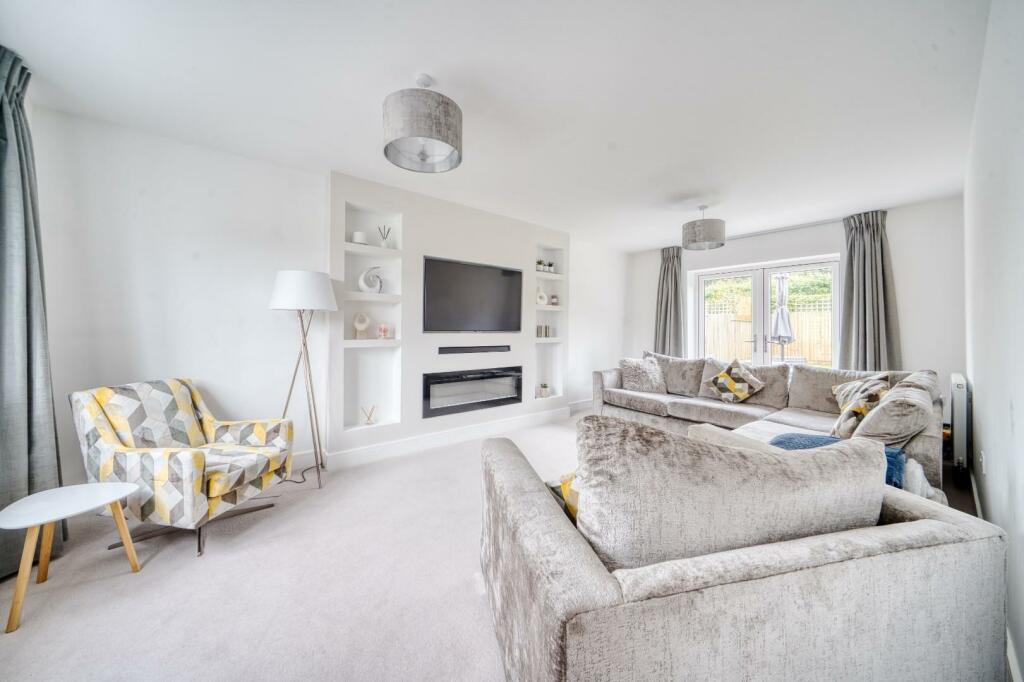 4 - sitting room.jpeg