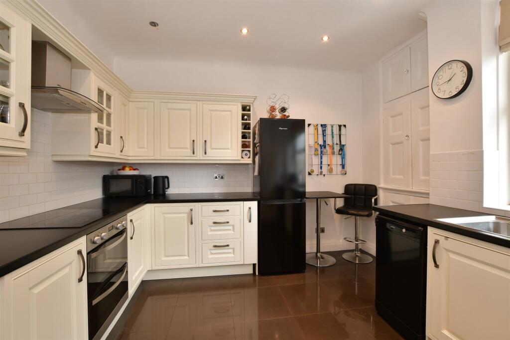 Kitchen/ Breakfast Room