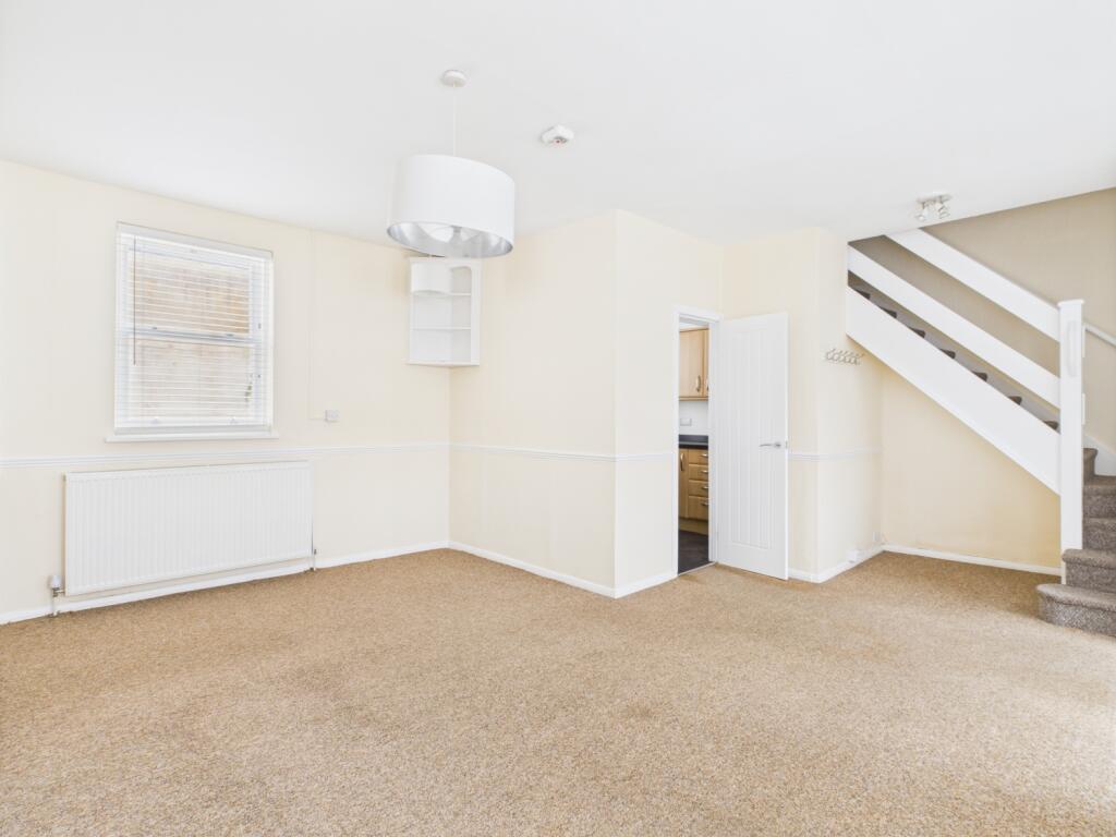 CAM01740G0-PR0406-STILL005