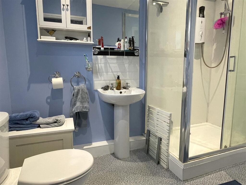 GROUND FLOOR SHOWER ROOM