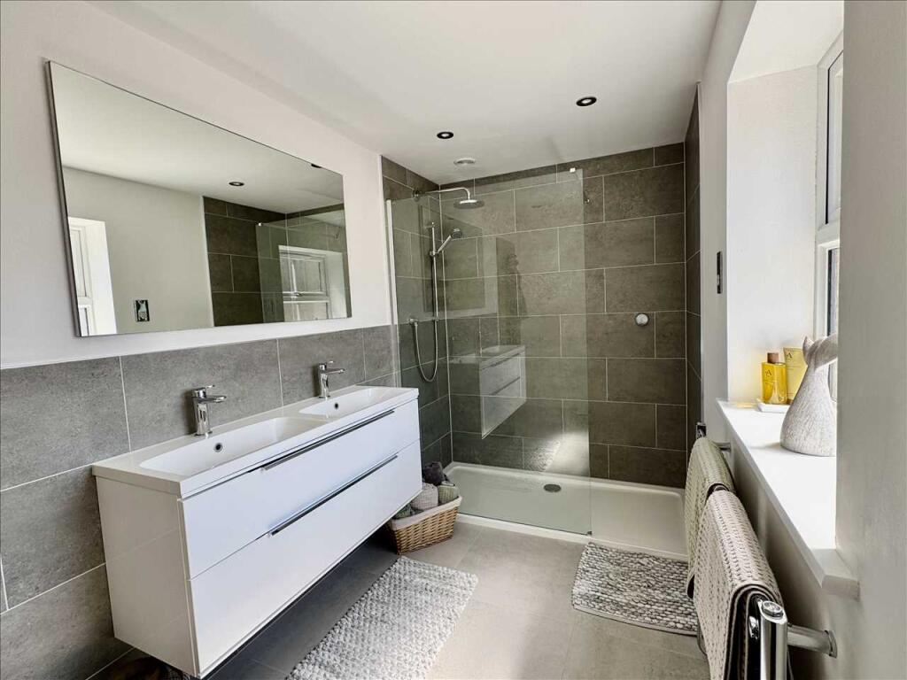 ENSUITE SHOWER ROOM