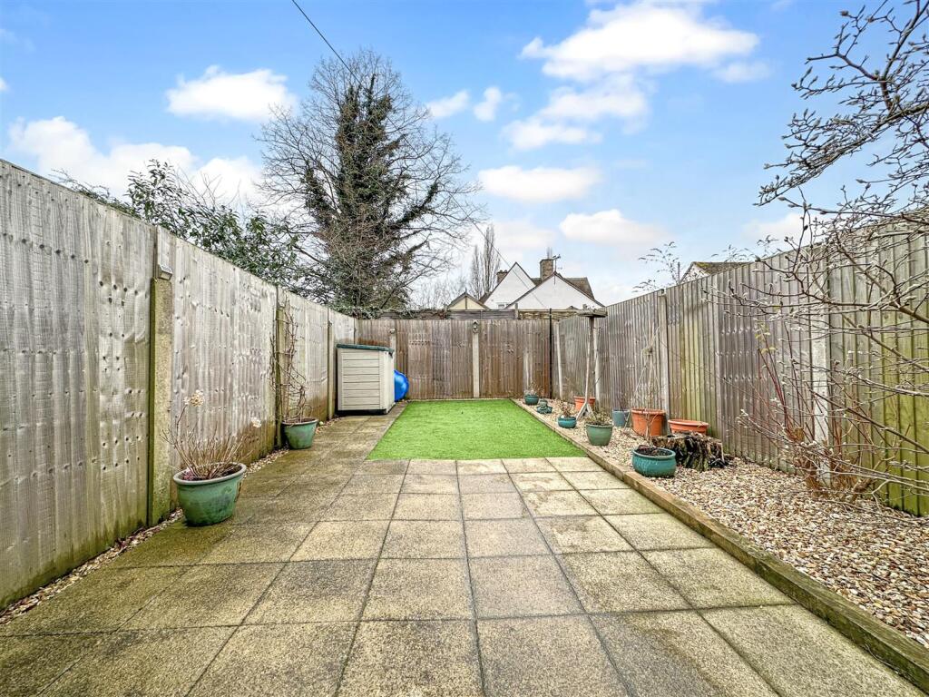 Lovely Low-Maintenance Garden 705