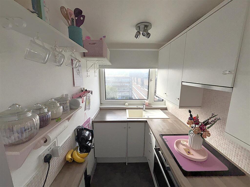 FITTED KITCHEN