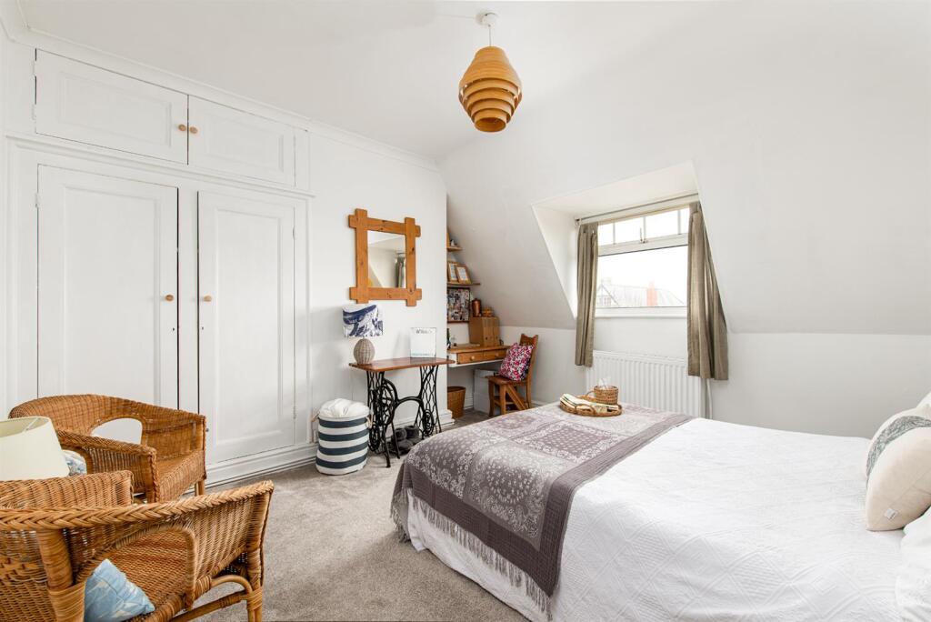 Bedroom1_1.jpg