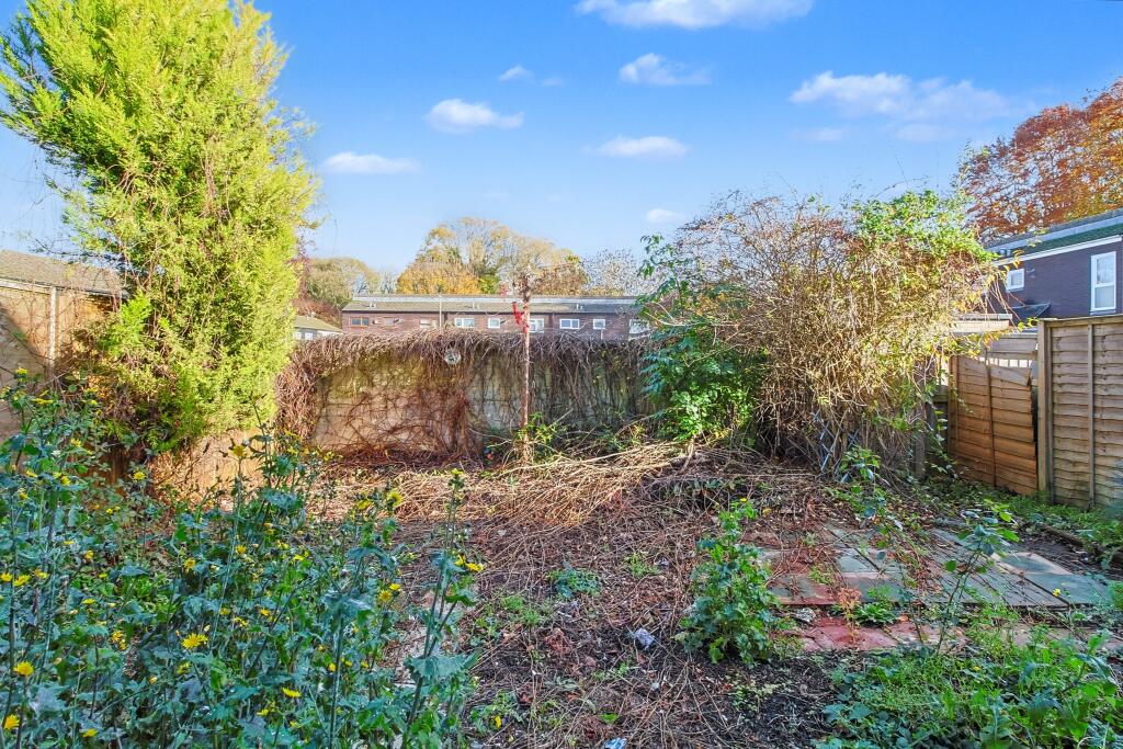 242 Pilgrims Way, Andover, SP10 5HU