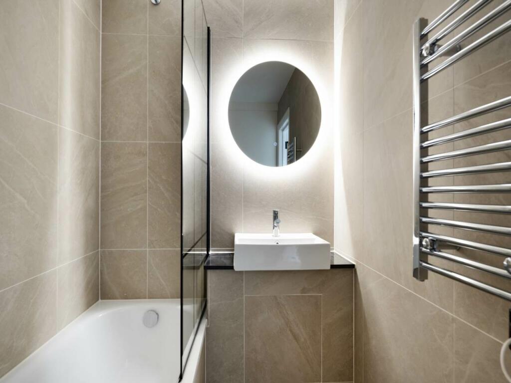Bathroom (F12)