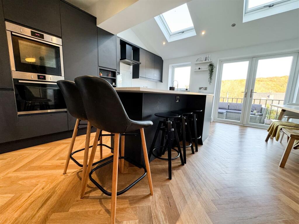 OPEN PLAN FAMILY ROOM
