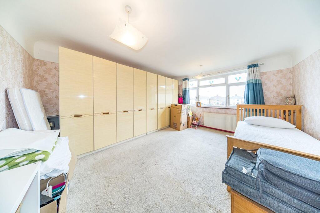 9 Armitage Gardens bedroom 1.jpg