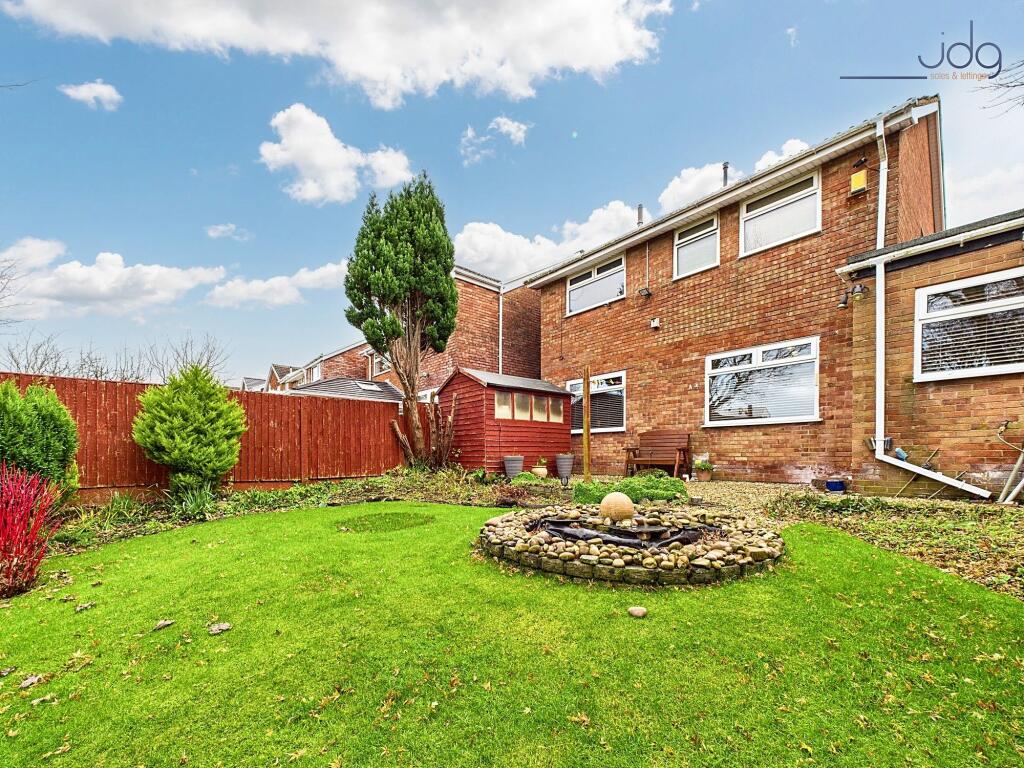 Spacious Garden with water feature and mature plants
