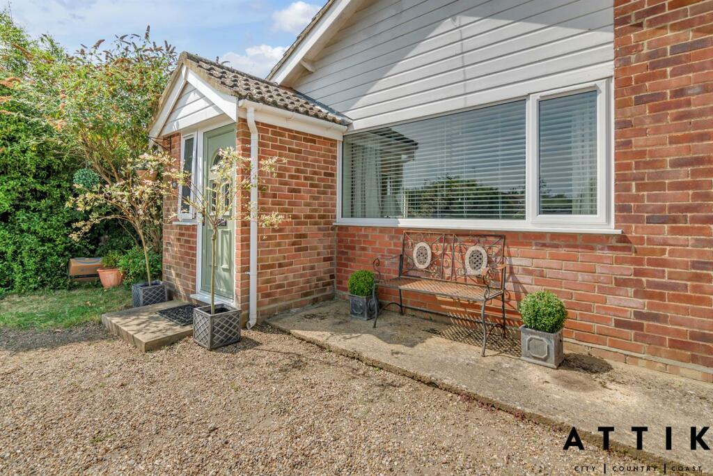 10 Valley Close, Holton IP19 8NF (3).jpg