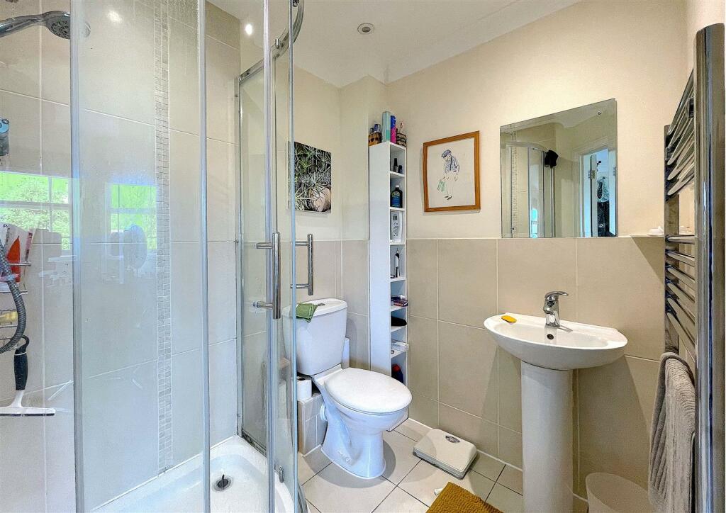 master bedroom en suite.jpg