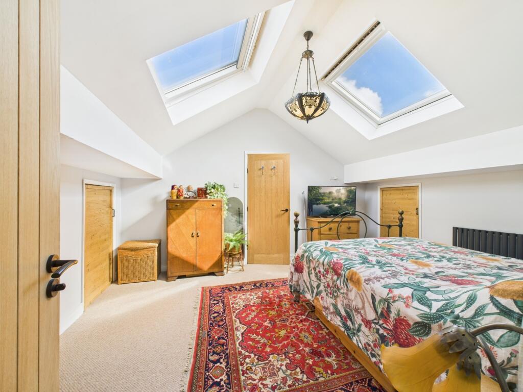 CAM02093G0-PR0053-STILL035