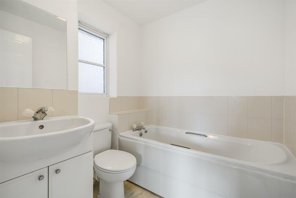 En-suite bathroom.jpg