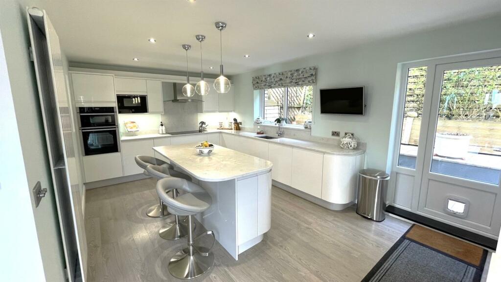 KITCHEN/BREAKFAST ROOM
