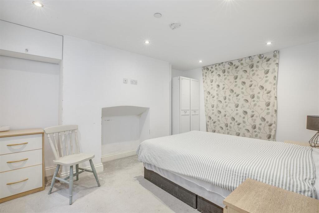 Flat 1, 27 High Street, HP11 2AG-7.jpg