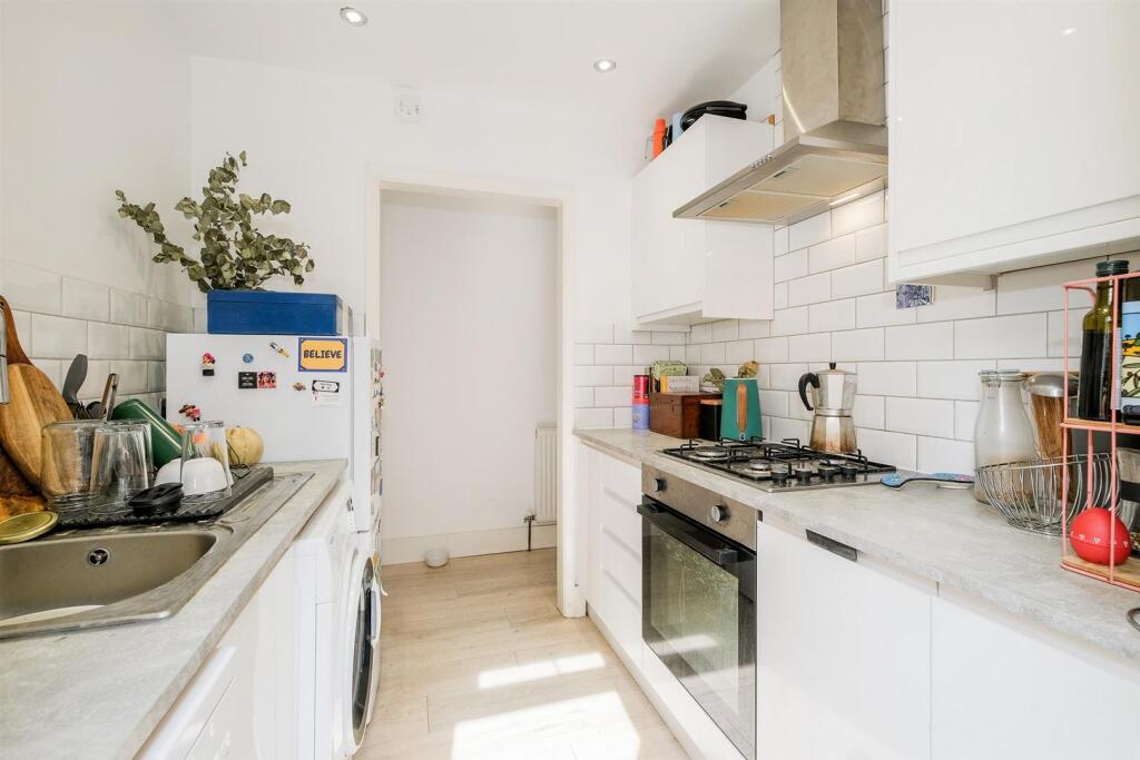 Flat 1, 85 Fairlop Road-10_web.jpg