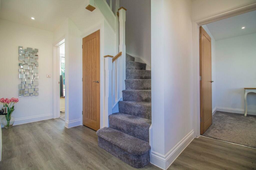 4 Mortimer Road, Cockfield [Entrance Hall] 01.jpg