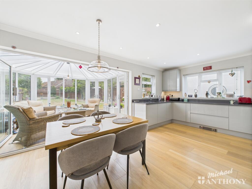 CAM02773G0-PR0302-STILL040