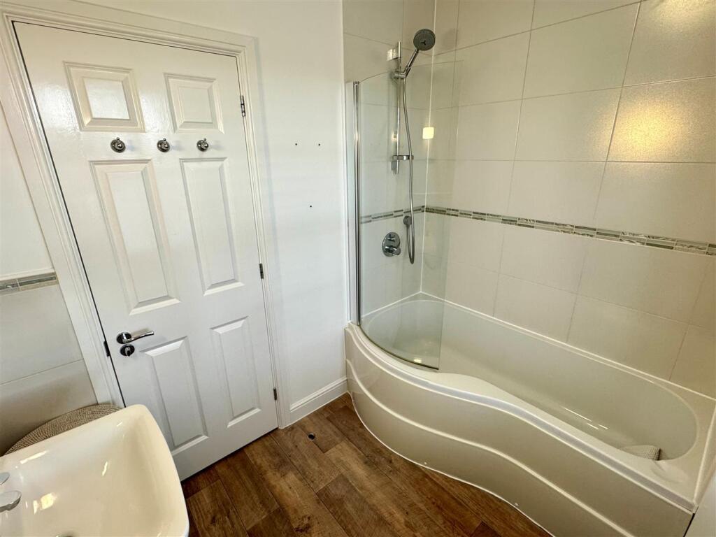 27 Stret Caradoc Bathroom