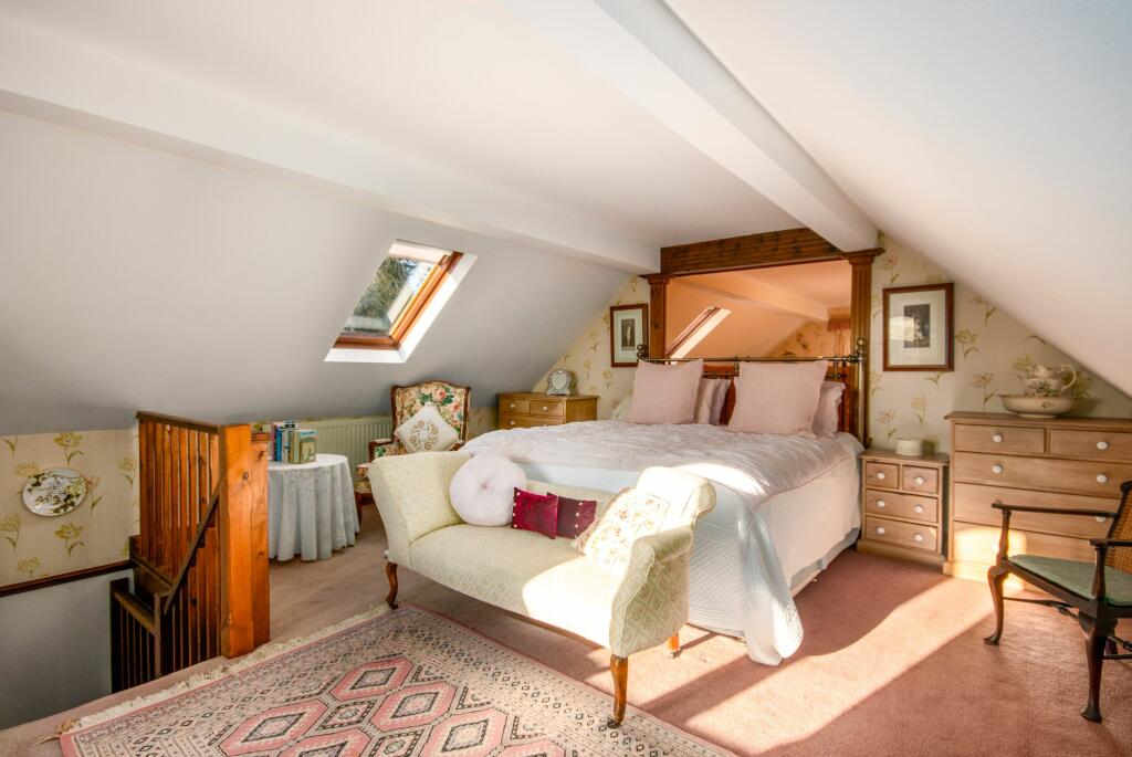 Principal bedroom with en suite