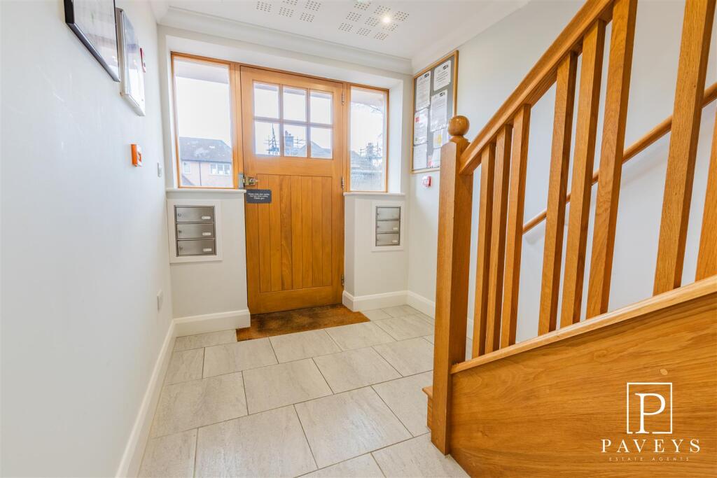 COMMUNAL ENTRANCE HALL