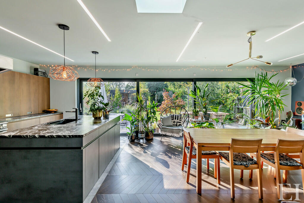 8614765-interiorW...
