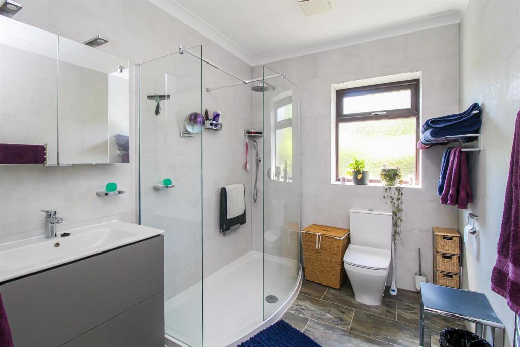 SHOWER ROOM/W.C.