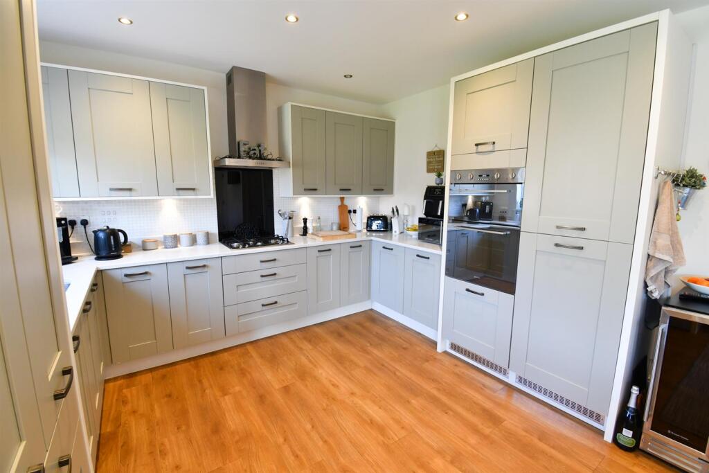 Kitchen/ Dining Room