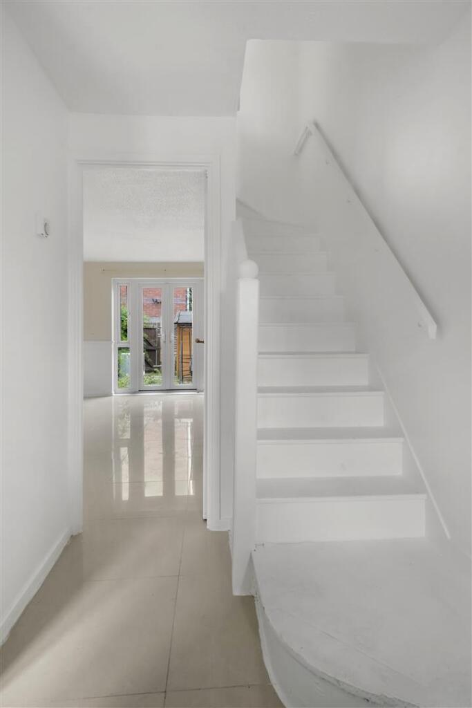 Rolvenden Place, N17