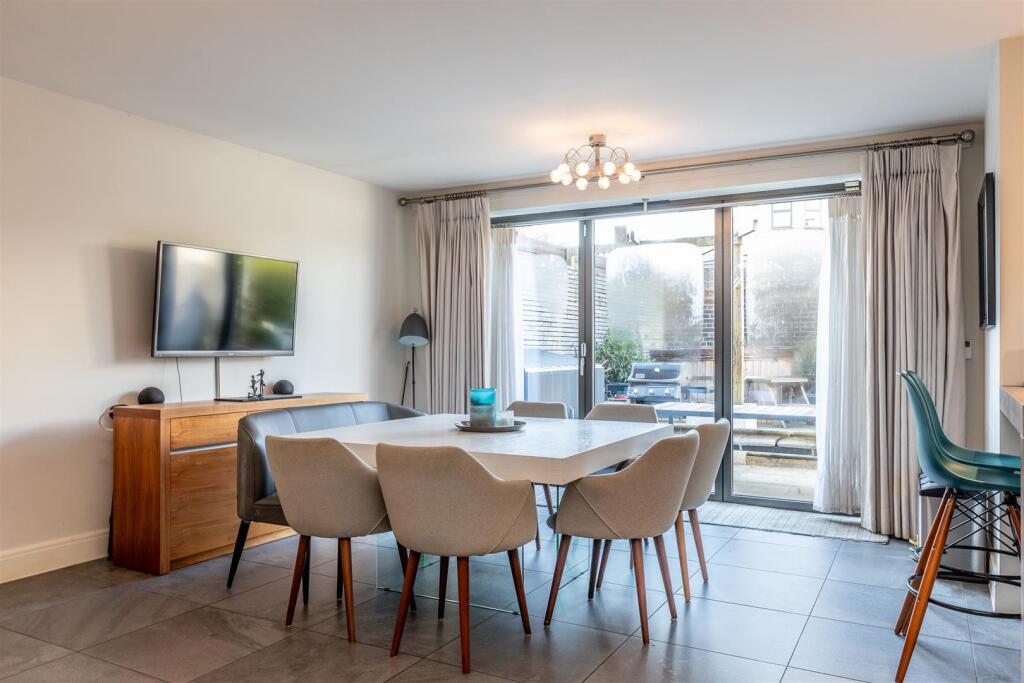 Parrys Lane, Stoke Bishop Dining Area 2.jpg