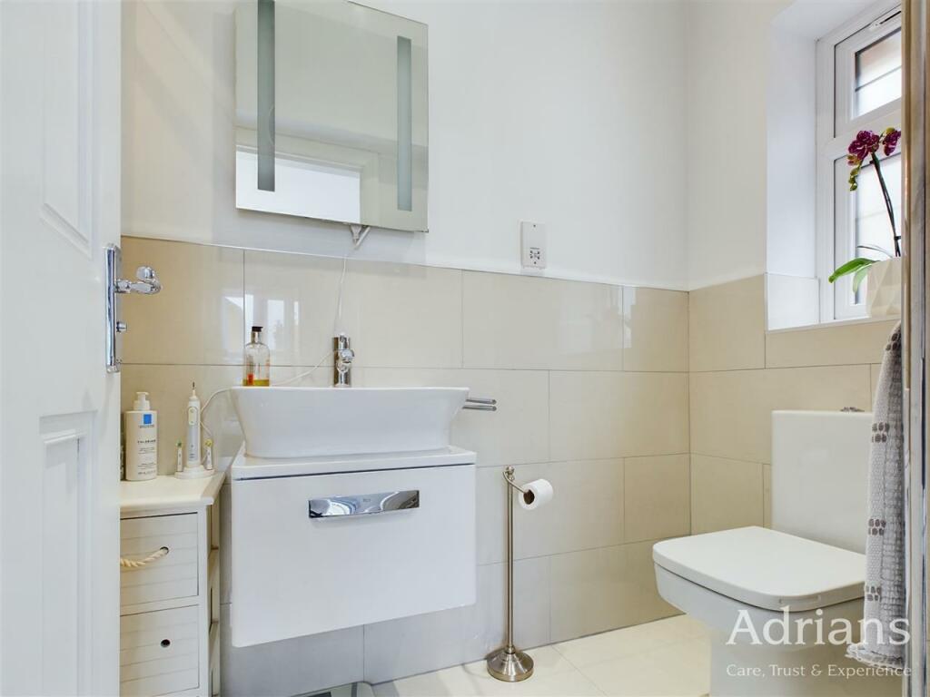 EN-SUITE SHOWER ROOM