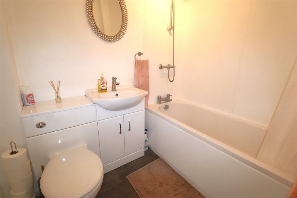 Bathroom (2).JPG