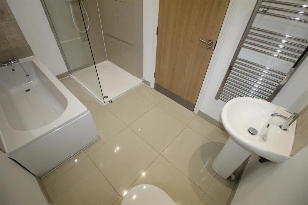 Duckworth Buildings, flat 9, bathroom.JPG